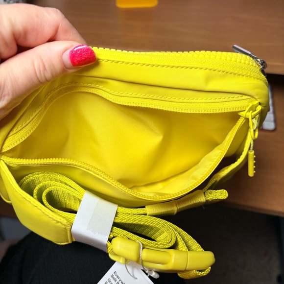 Lululemon Everywhere Belt Bag Large. NWT. Color DAGL {Daisy Glow} 2L - Picture 7 of 8